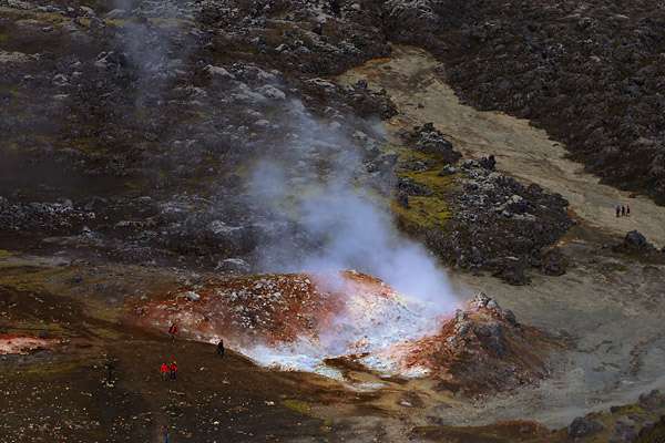 
	 喷硫火山口旅游