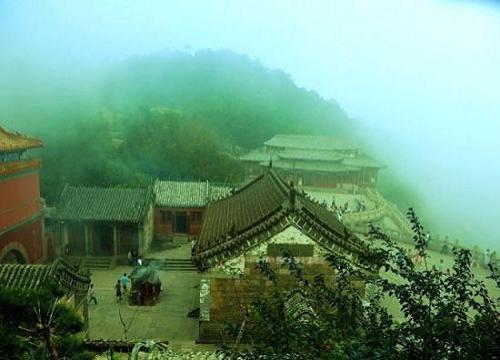 东岳泰山：静候美丽的日出