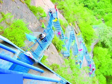 秋高气爽艳阳高照 到八里沟登山去