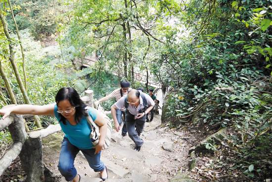  登山洗肺，大口呼吸山间空气