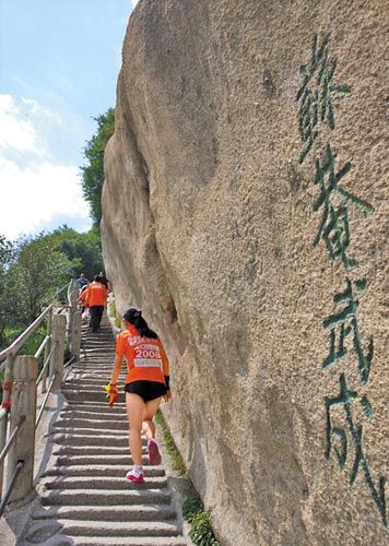 西岳华山雄奇险峻，自古华山一条路，是登山好手的心头好。陶明 摄