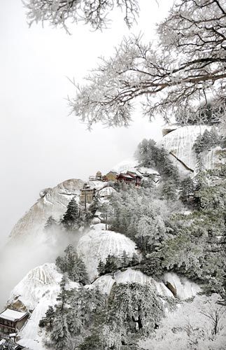 西岳华山雪后犹如一幅水墨山水画。 陶明 摄 